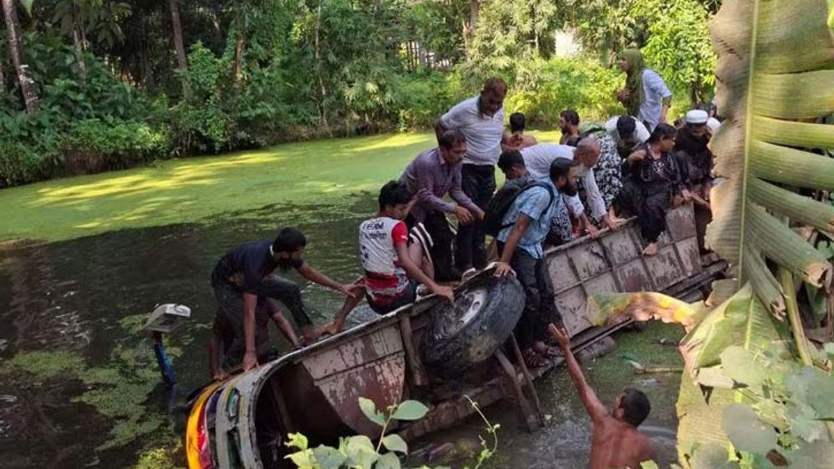 যাত্রী নিয়ে পুকুরে বাস, একজনের মরদেহ উদ্ধার