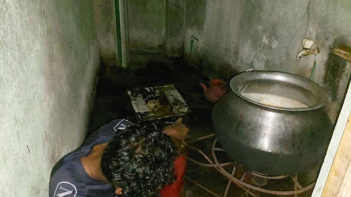 আবাসিক হোটেলের টয়লেটে চুলা বসিয়ে চিনি জ্বাল দিয়ে তৈরি হচ্ছিল ‘খাঁটি মধু’