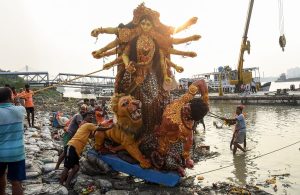 দুর্গা বিসর্জনে শুধু সনাতনীদের প্রতিমা ছোঁয়ার নির্দেশ, অস্পৃশ্যতা ফেরানোর অভিযোগ বিরোধীদের