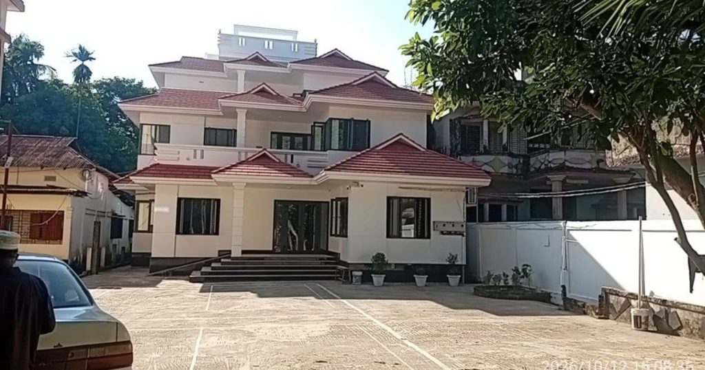 আদালতের নির্দেশের পরও বিরোধপূর্ণ বাড়িতে বসবাস