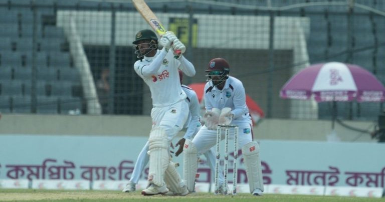 বৃষ্টিতে খেলা বন্ধ, জয়ের কাছে ওয়েস্ট ইন্ডিজ