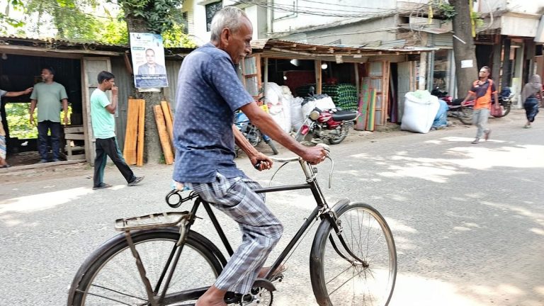 ২৮০ টাকায় কেনা সাইকেলটি ৬০ বছর পরও সামাদের সঙ্গী